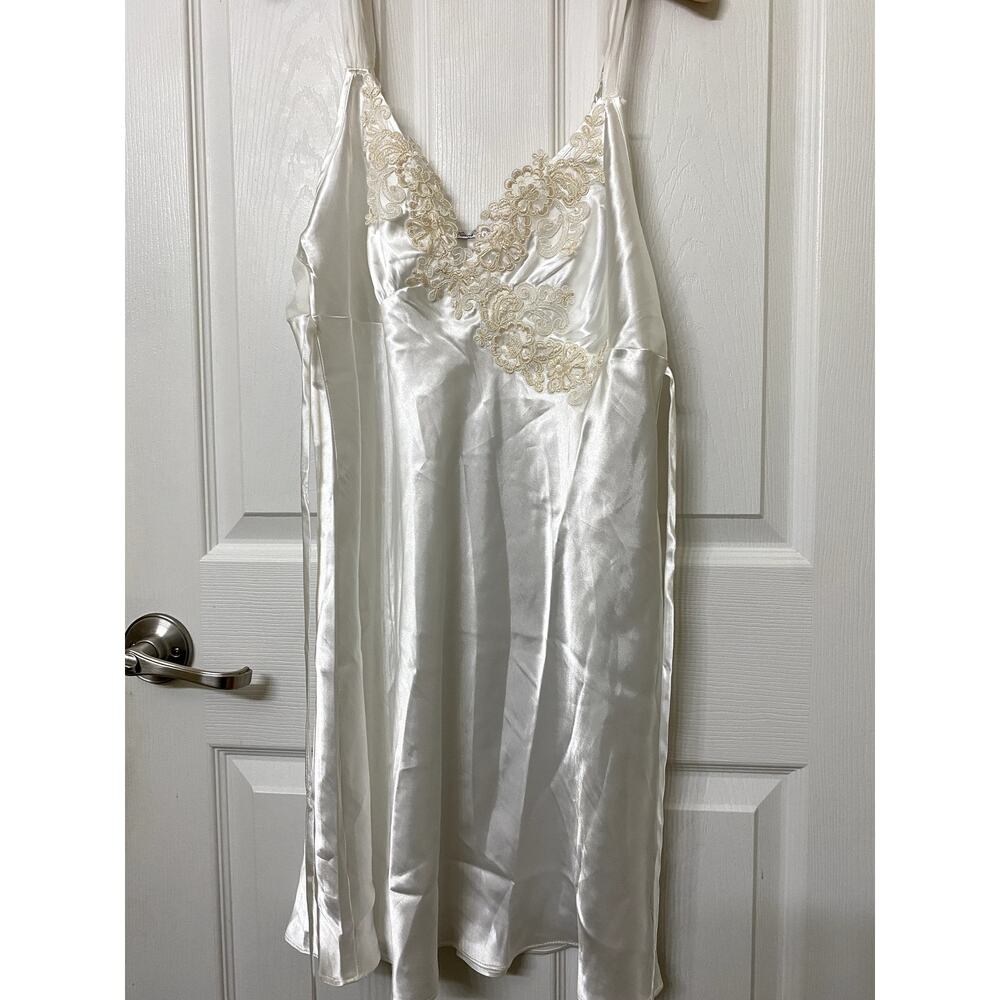 Linea Donatella White Lace Lingerie Size L NWT